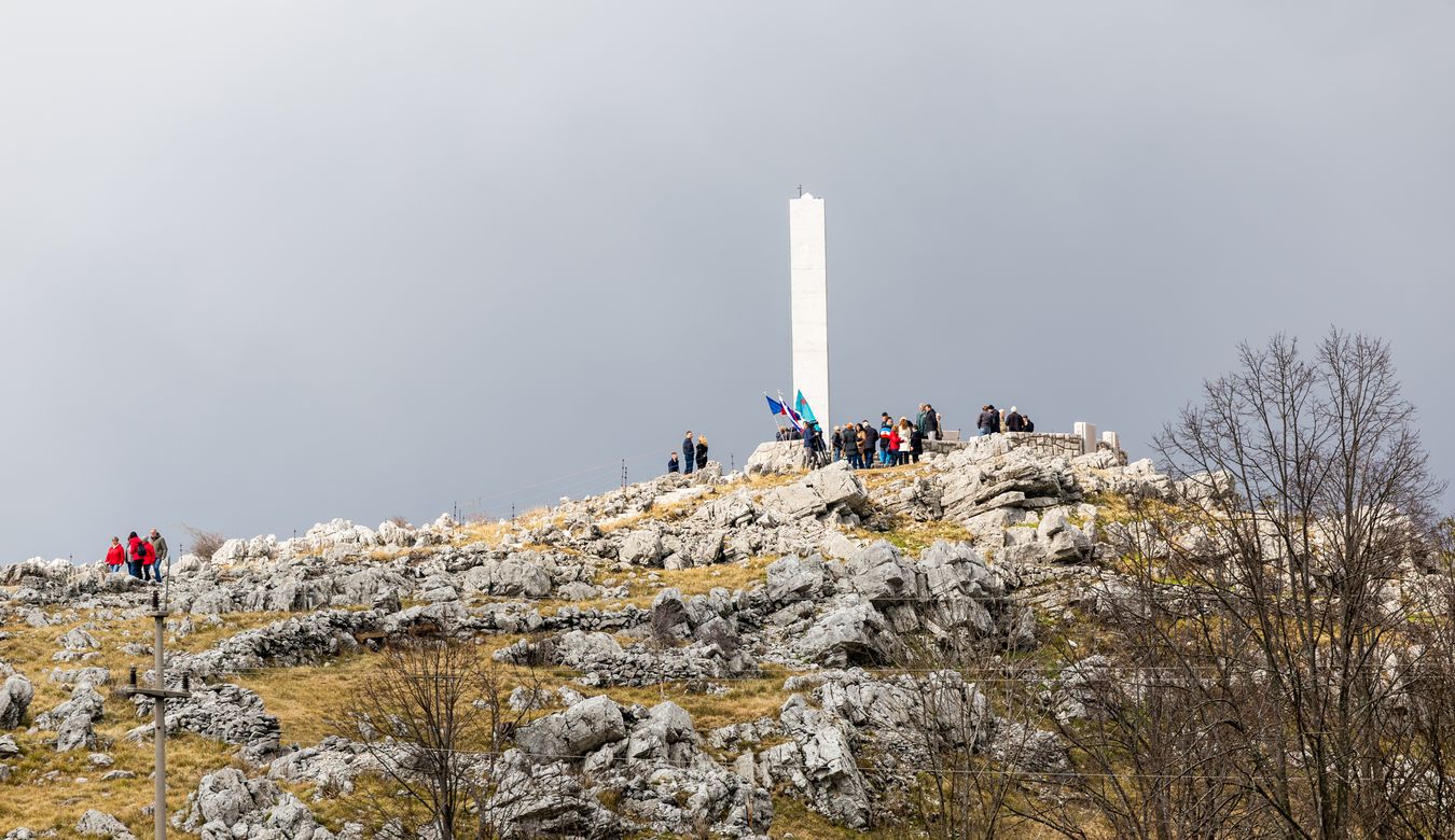 Fotografija obnovljenega spominskega parka in grobišča NOB na Trnovem