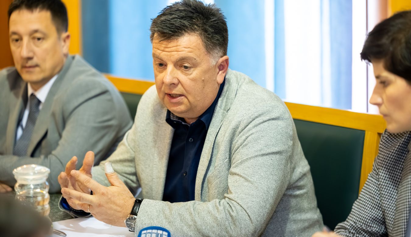 Govornik na novinarski konferenci Primož Černic, predsednik Območne obrtno-podjetniške zbornice Nova Gorica