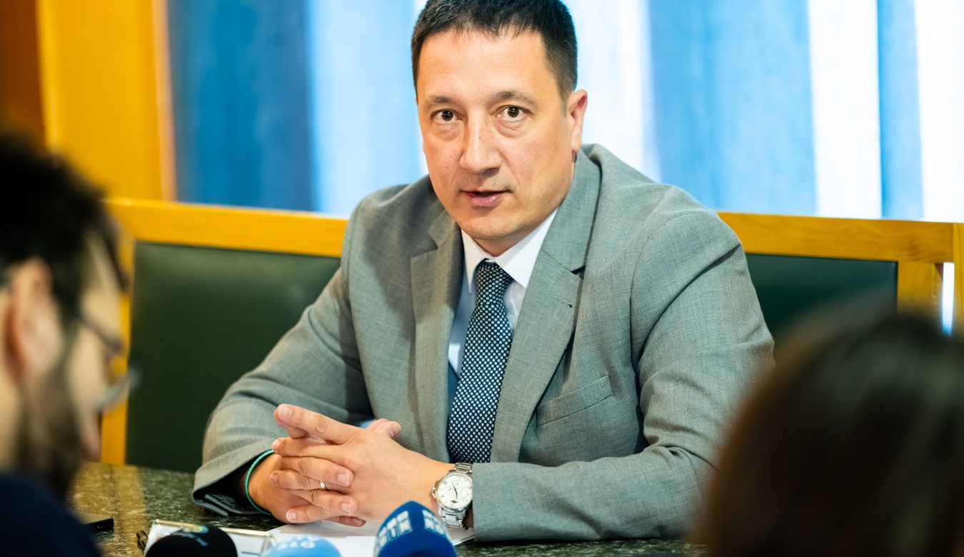 Govornik na novinarski konferenci mag. Matija Ukmar, direktor RRA Severne Primorske