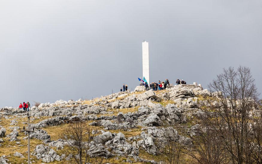 Fotografija obnovljenega spominskega parka in grobišča NOB na Trnovem