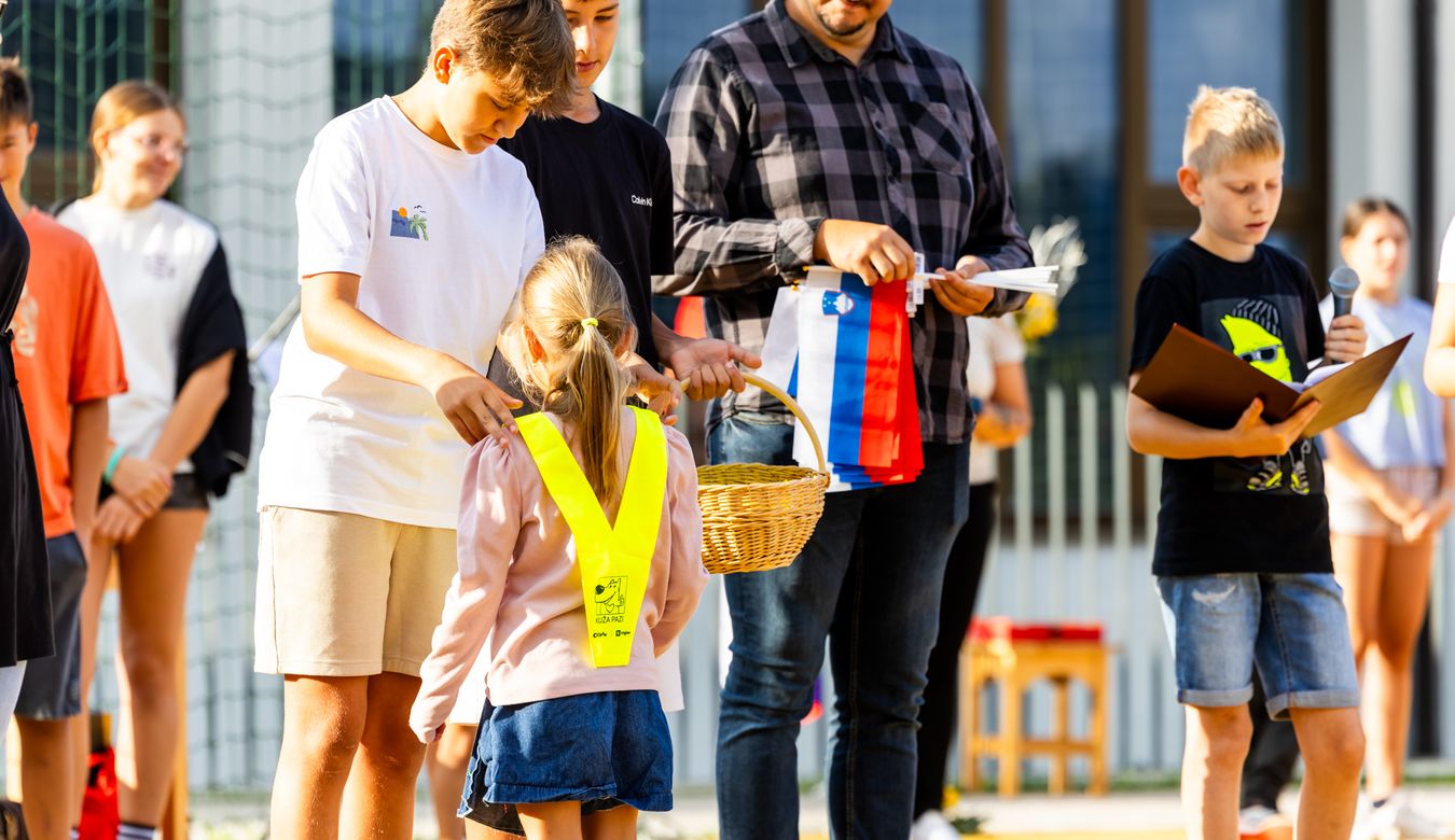 Program učencev OŠ Branik med sprejemom prvošolčkov in odprtjem igrišča.