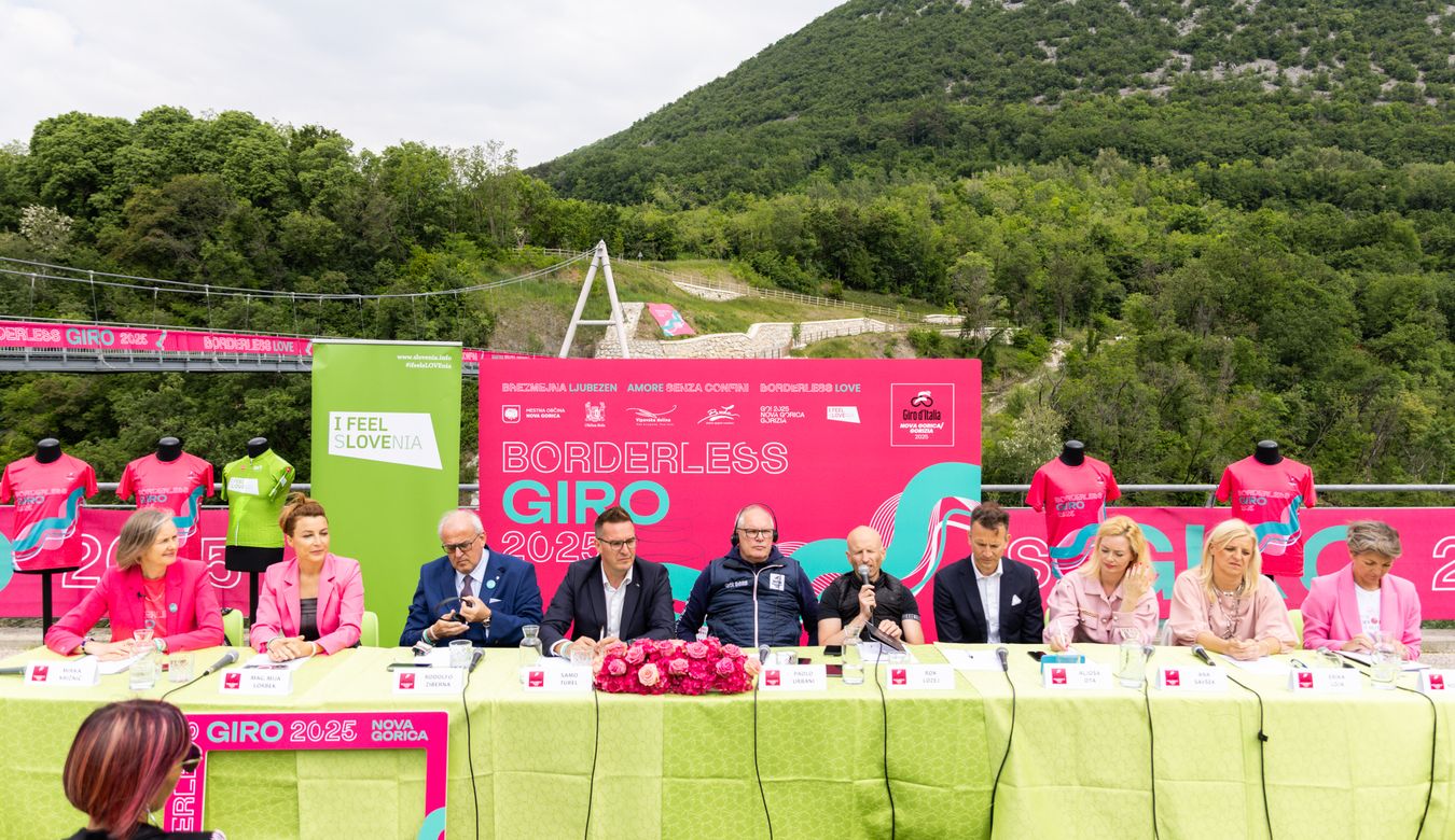 Fotografija vseh govorcev na novinarski konferenci.