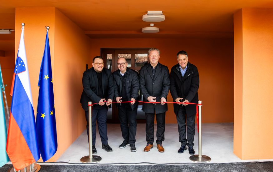 Minister za solidarno prihodnost Simon Maljevac, direktor Stanovanjskega sklada Mestne občine Nova Gorica Peter Jan, podžupan Mestne občine Nova Gorica Marko Tribušon in podpredsednik Vlade RS in minister za Slovence v zamejstvu in po svetu Matej Arčon med prerezom traku