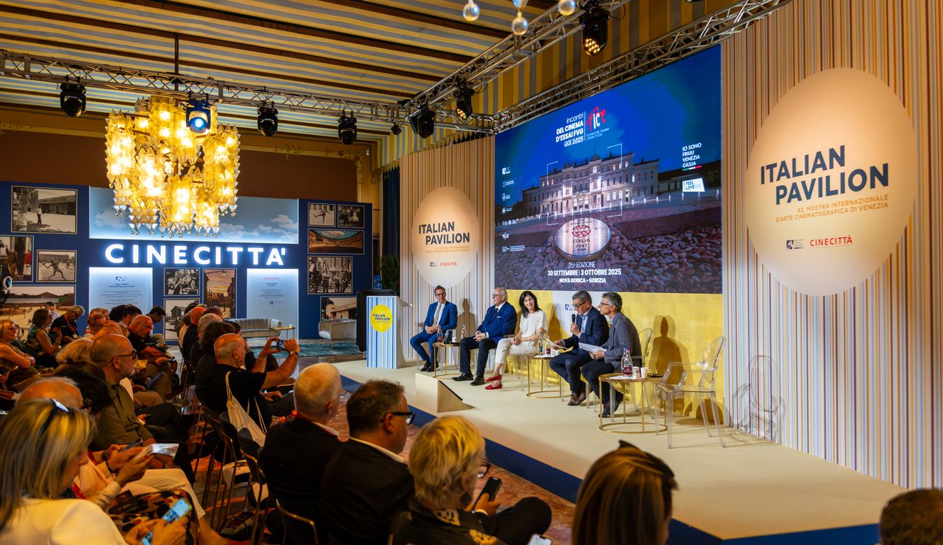 Govorci na novinarski konferenci predstavitve tradicionalnega srečanja italijanskih filmskih distributerjev in ustvarjalcev z naslovom »Incontri del Cinema d\&#039;Essai«