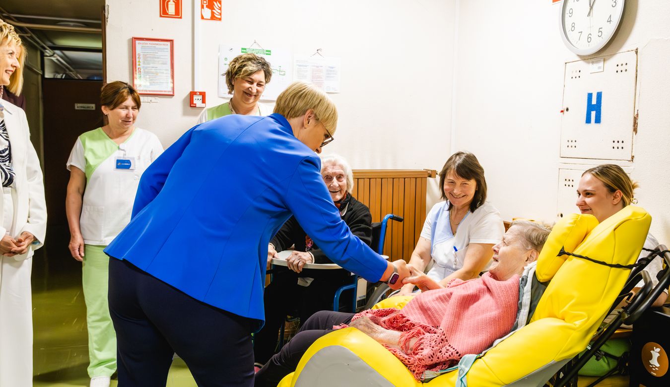 Predsednica Republike Slovenije dr. Nataša Pirc Musar  med obiskom v Domu upokojencev Nova Gorica pozdravlja stanovalce