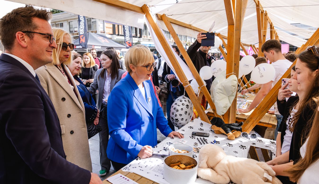 Predsednica Republike Slovenije dr. Nataša Pirc Musar in župan Mestne občine Nova Gorica Samo Turel na sprehodu po stojnicah POPRI.