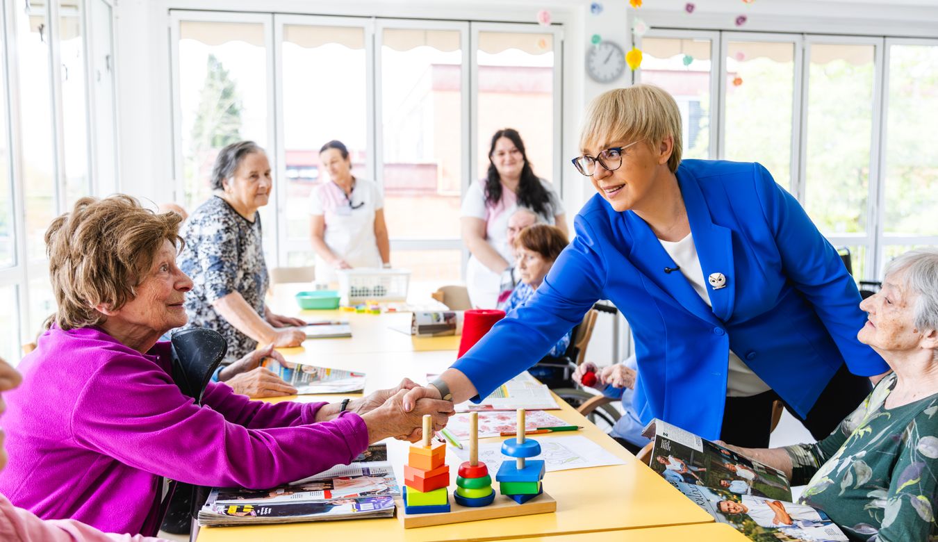 Predsednica Republike Slovenije dr. Nataša Pirc Musar  med obiskom v Domu upokojencev Nova Gorica pozdravlja stanovalce