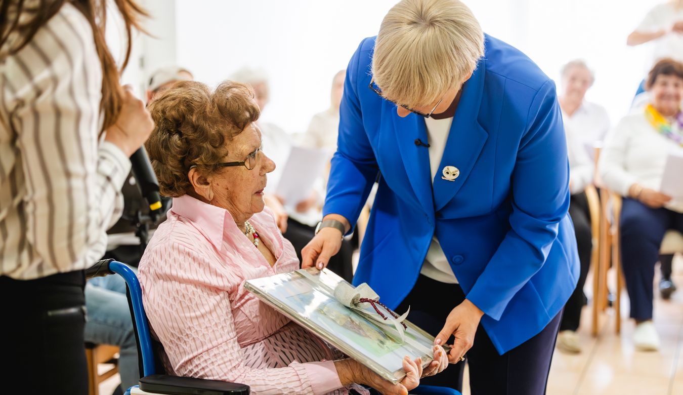 Predsednica Republike Slovenije dr. Nataša Pirc Musar prejme sliko, ki jo je naslikala stanovalka Doma upokojencev Nova Gorica