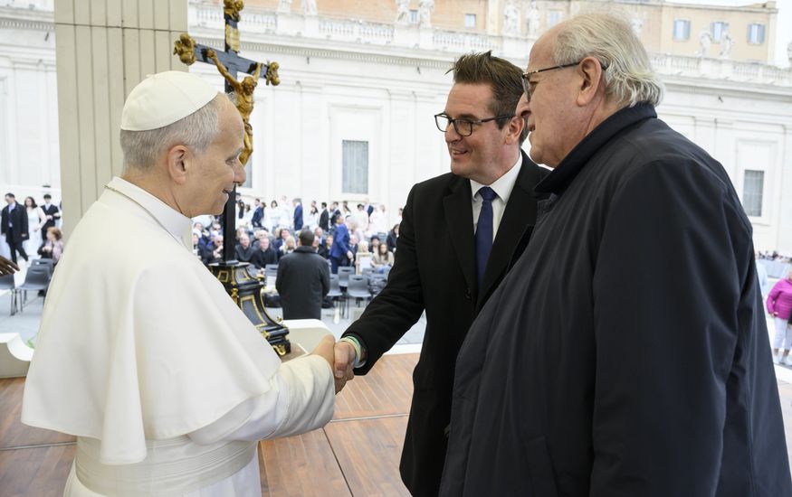 Z leve: papež Leon XIV., župan Samo Turel in župan Rodolfo Ziberna. Na fotografiji se novogoriški župan Samo Turel rokuje s papežem.