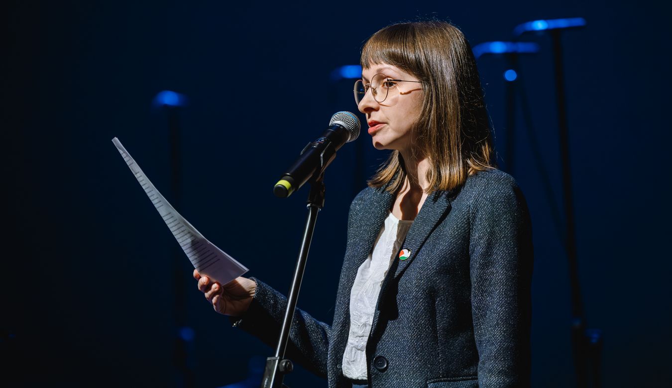 Fotografija slavnostne govornice na slovesnosti ob slovenskem kulturnem prazniku, pisateljice Anje Mugerli, med govorom