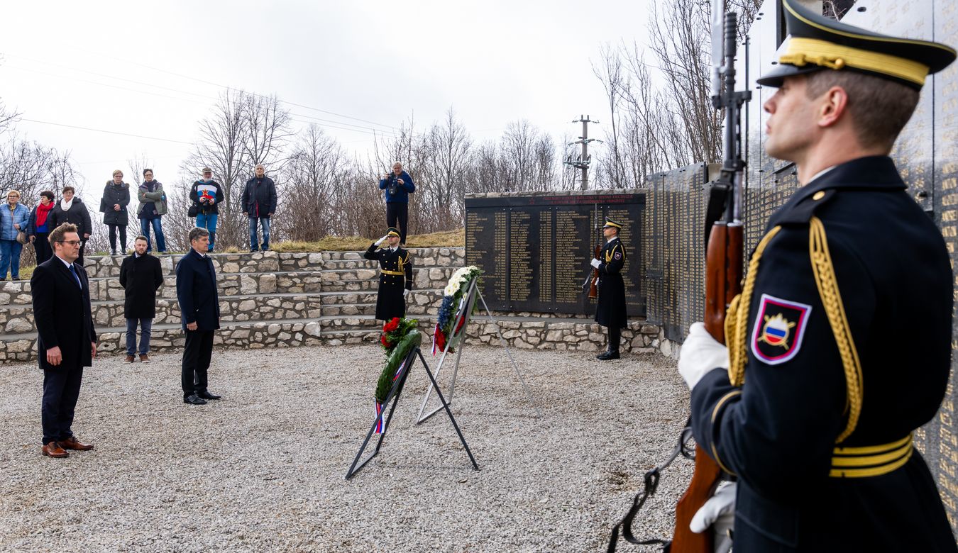 Župan Samo Turel in minister za obrambo Borut Sajovic pred vencema