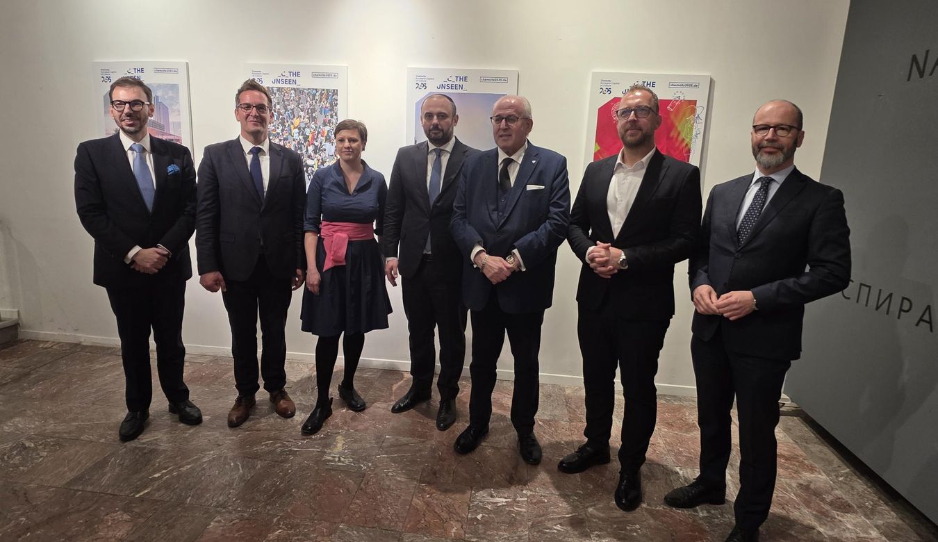 z leve italijanski veleposlanik Paolo Palminteri, novogoriški župan Samo Turel, predstavnica Chemnitza Josephine Hage, župan Skopja Orce Gjorgjievski, goriški župan Rodolfo Ziberna, minister za kulturo in turizem Severne Makedonije Zoran Ljutkov in slovenski veleposlanik Gregor Presker.