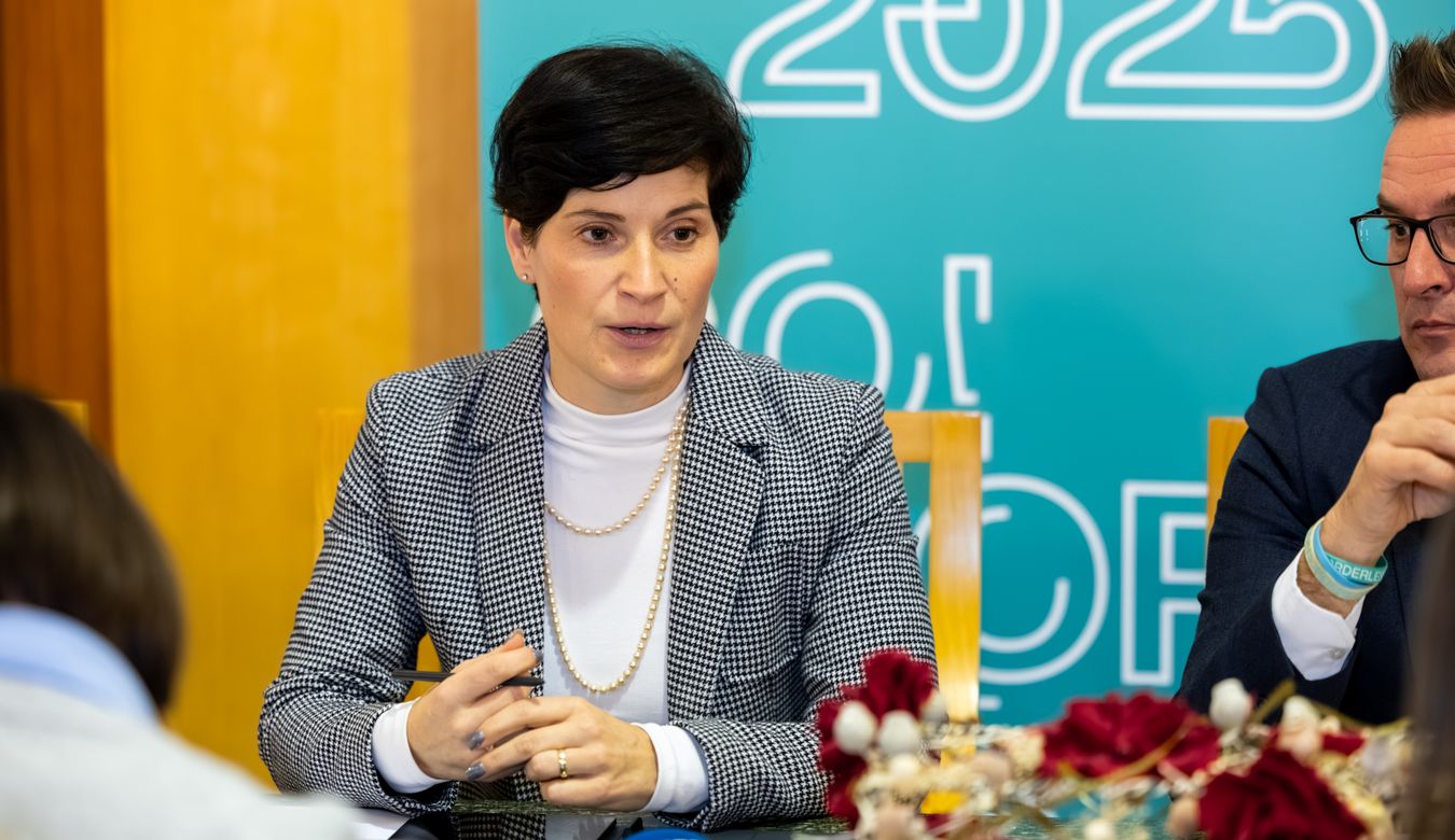 Govornica na novinarski konferenci Brigita Habjan Štolfa, direktorica Severno Primorske gospodarske zbornice Nova Gorica