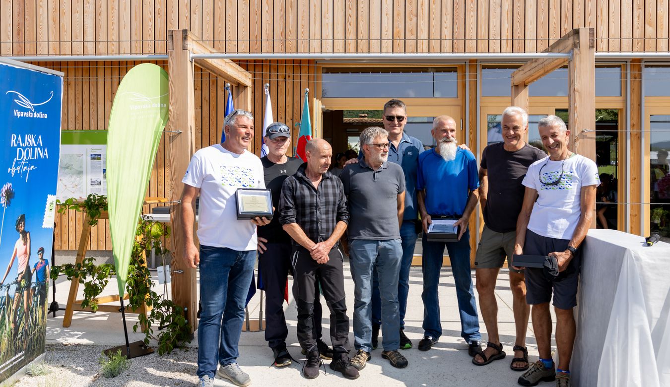Prvi jadralni padalci. Društvo Polet jim je ob tej priložnosti podelilo priznanja