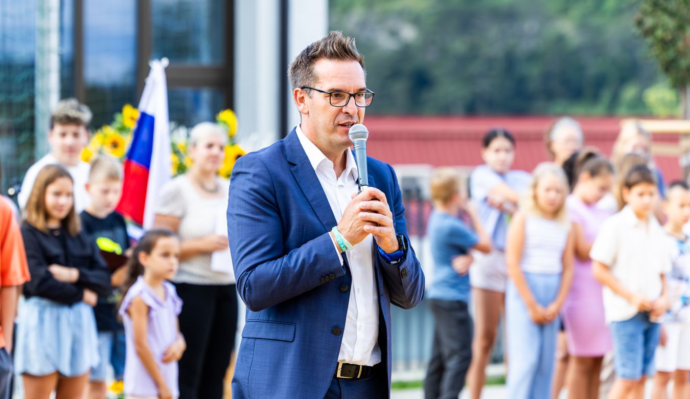 Župan Mestne občine Nova Gorica Samo Turel kot govornik med sprejemom prvošolčkov in odprtjem igrišča.