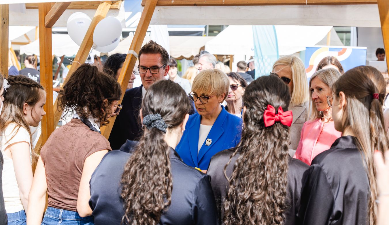 Predsednica Republike Slovenije dr. Nataša Pirc Musar in župan Mestne občine Nova Gorica Samo Turel na sprehodu po stojnicah POPRI.