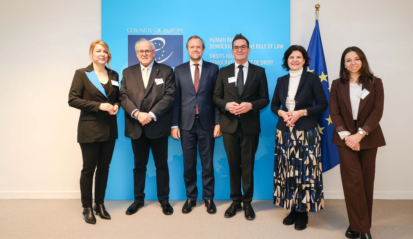 župan Mestne občine Nova Gorica Samo Turel, župan Občine Gorica Rodolfo Ziberna ter ekipi EZTS GO in Javnega zavoda GO! 2025 pod vodstvom direktorice mag. Mije Lorbek v Strasbourgu.