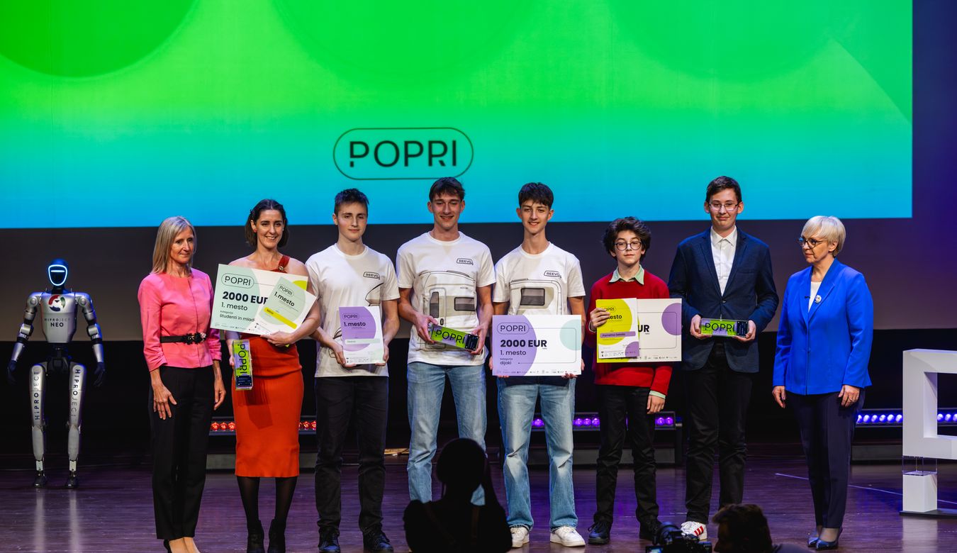 Predsednica Republike Slovenije dr. Nataša Pirc Musar in direktorica Primorskega tehnološkega parka mag. Tanja Kožuh z zmagovalci POPRI 2026