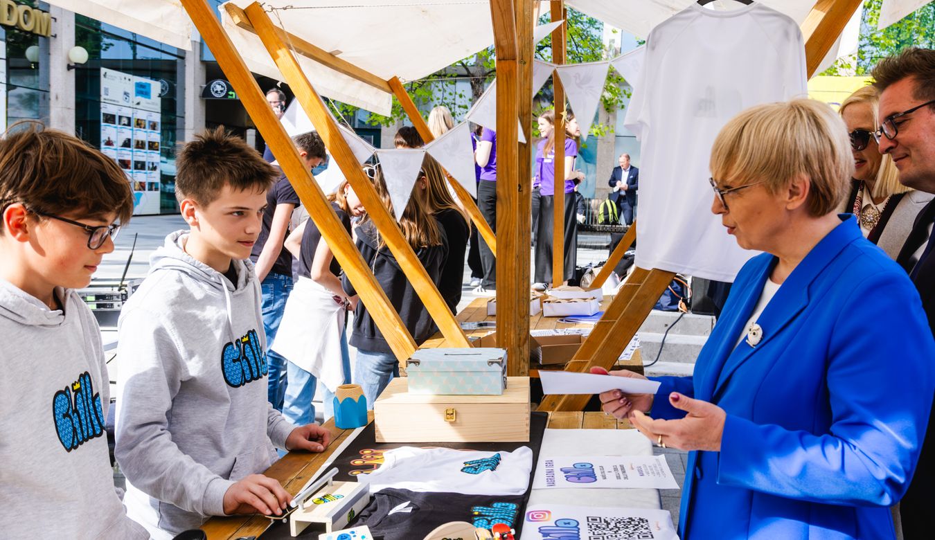 Predsednica Republike Slovenije dr. Nataša Pirc Musar in župan Mestne občine Nova Gorica Samo Turel na sprehodu po stojnicah POPRI.