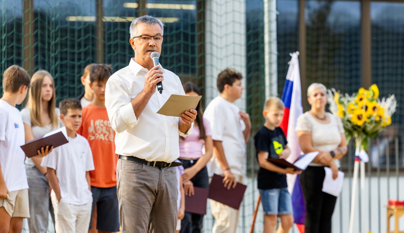 Ravnatelj OŠ Branik Davorin Majhenič kot govornik med sprejemom prvošolčkov in odprtjem igrišča.