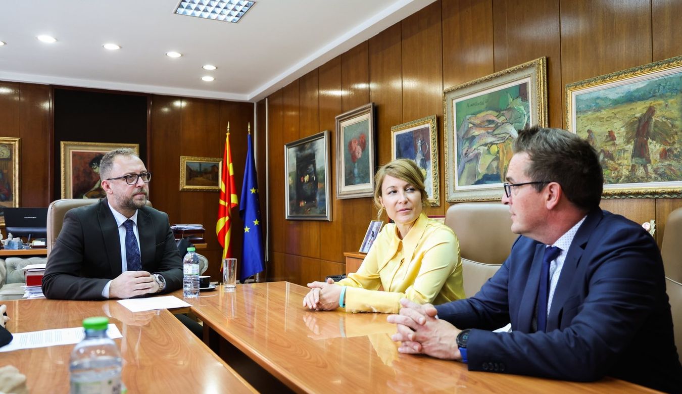 Župan Mestne občine Nova Gorica Samo Turel, Direktorica zavoda GO! 2025 mag. Mija Lorbek in minister za kulturo in turizem Severne Makedonije Zoran Ljutkov na sestanku