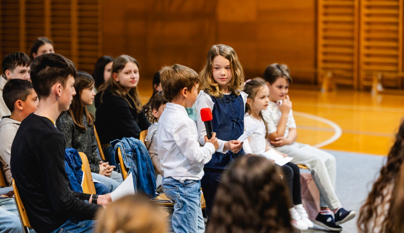 Učenci OŠ Milojke Štrukelj postavljajo vprašanja predsednici RS