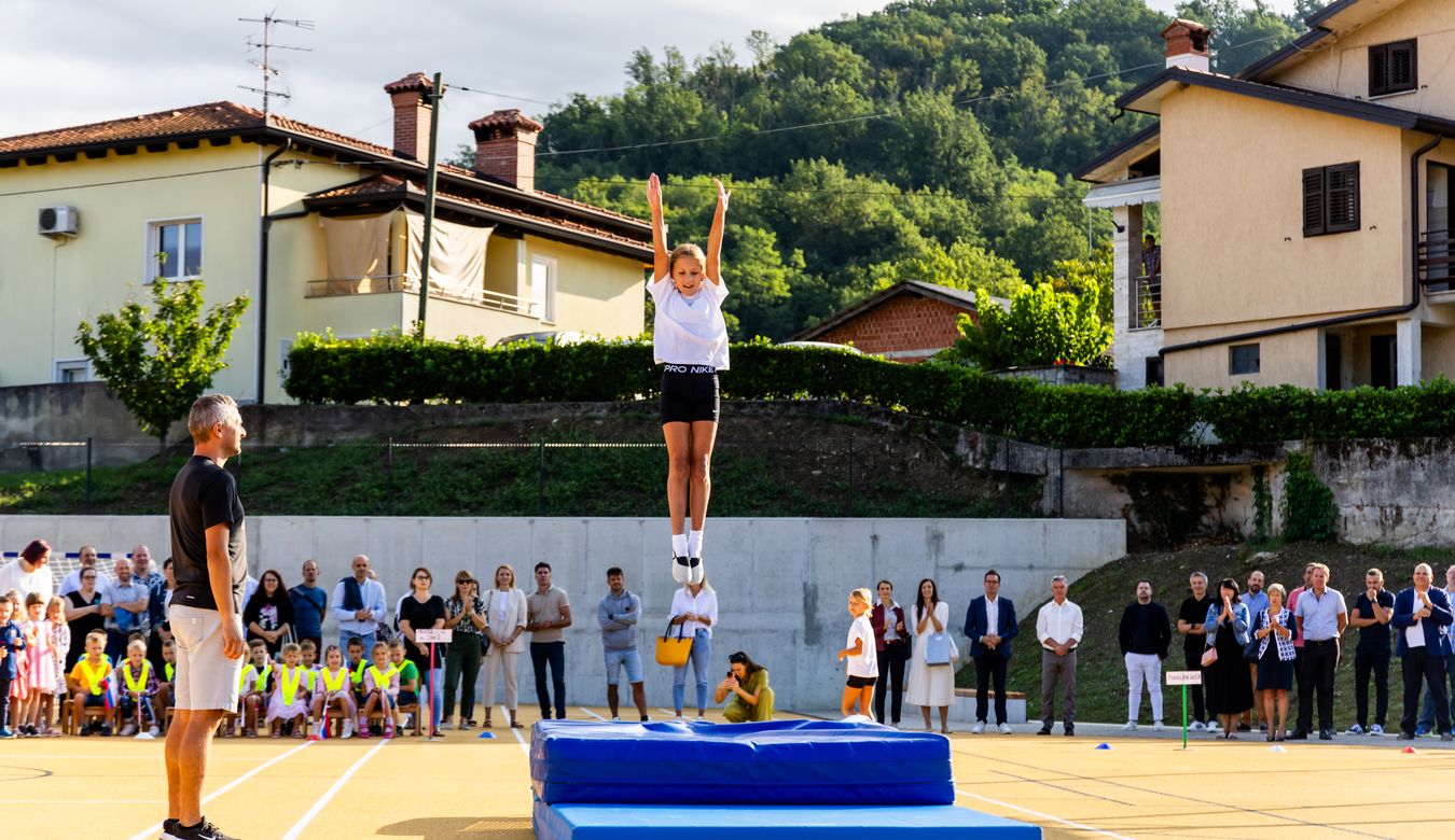Program učencev OŠ Branik med sprejemom prvošolčkov in odprtjem igrišča.