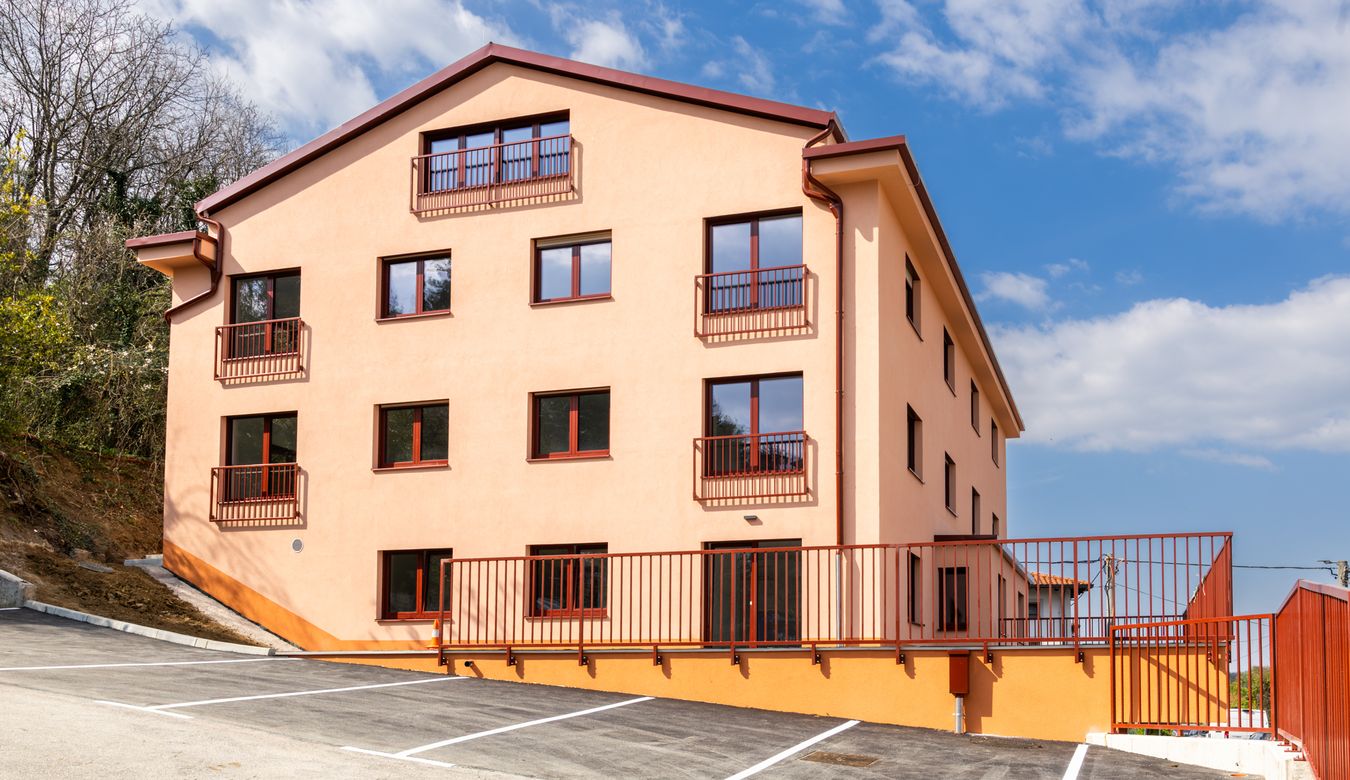 Zunanjost stanovanjske stavbe na Streliški posti 10