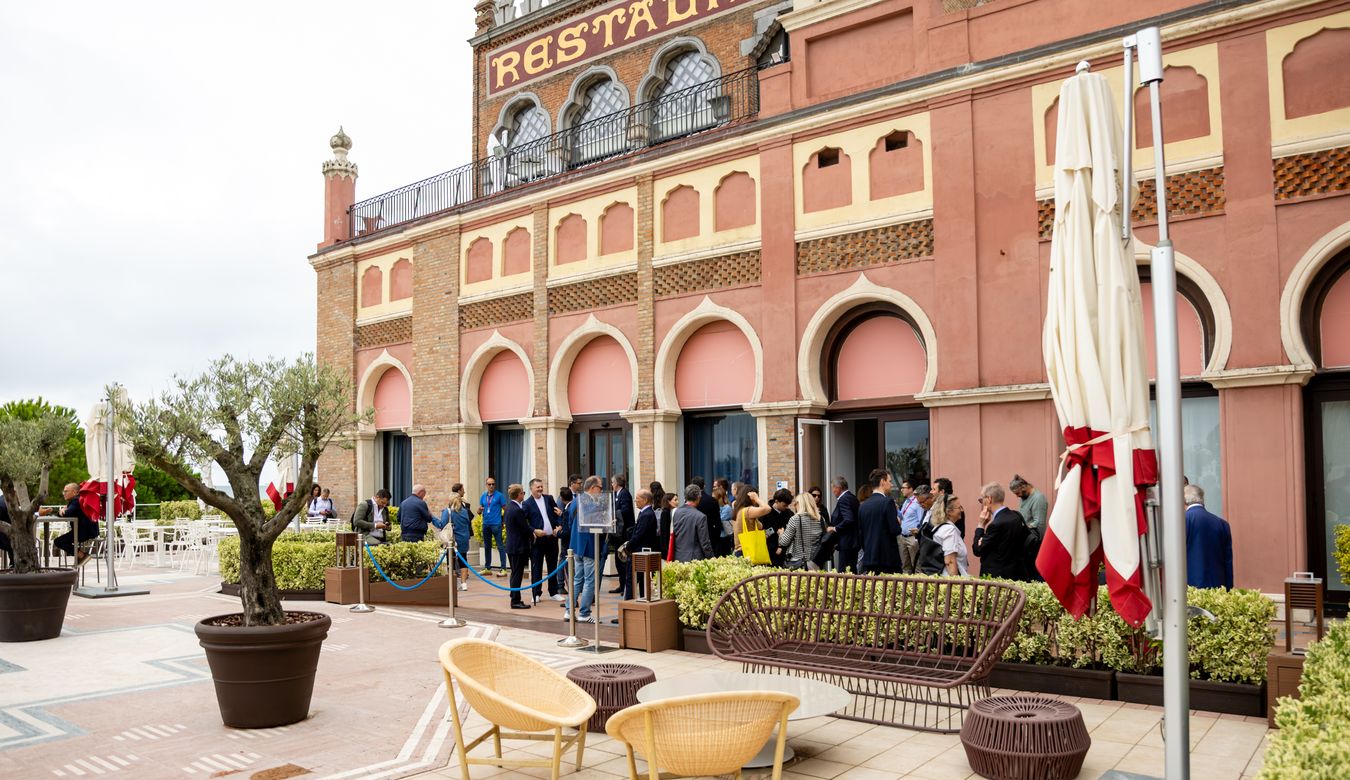 Hotel Excelsior, kjer je bila novinarska konferenca.