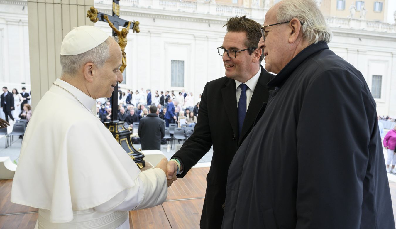 Z leve: papež Leon XIV., župan Samo Turel in župan Rodolfo Ziberna. Na fotografiji se novogoriški župan Samo Turel rokuje s papežem.