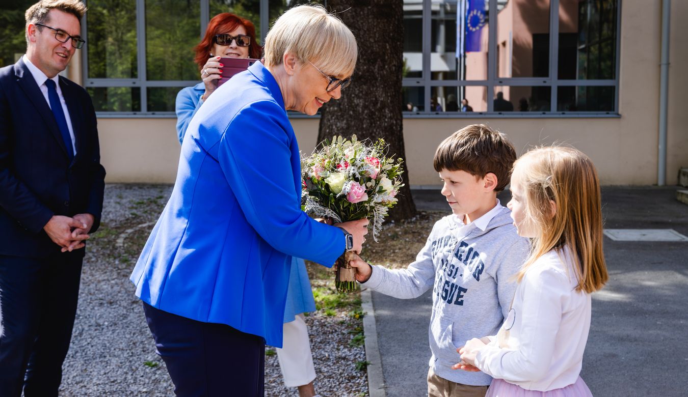 Predsednica Republike Slovenije dr. Nataša Pirc Musar ob prihodu na OŠ Milojke Štrukelj