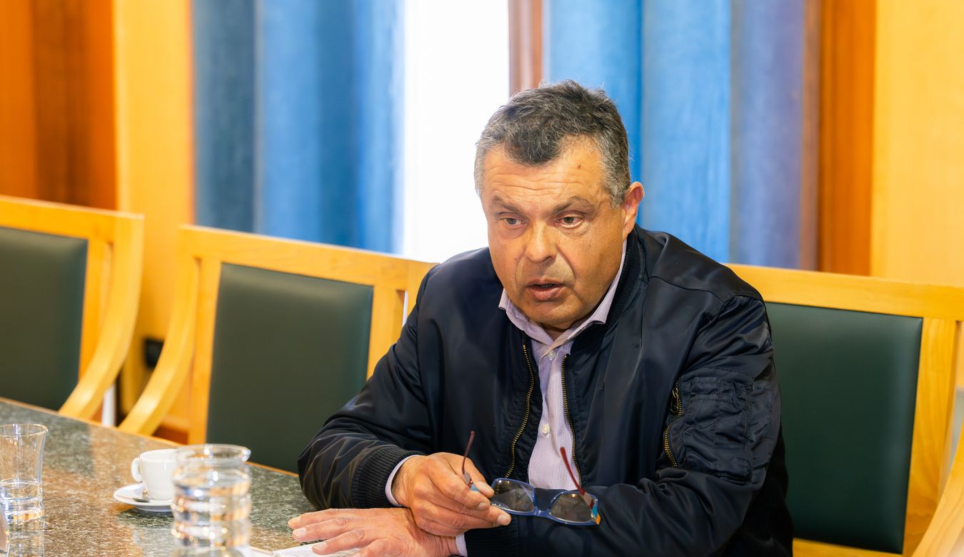 Svetnik Andrej Pelicon med govorom na novinarski konferenci