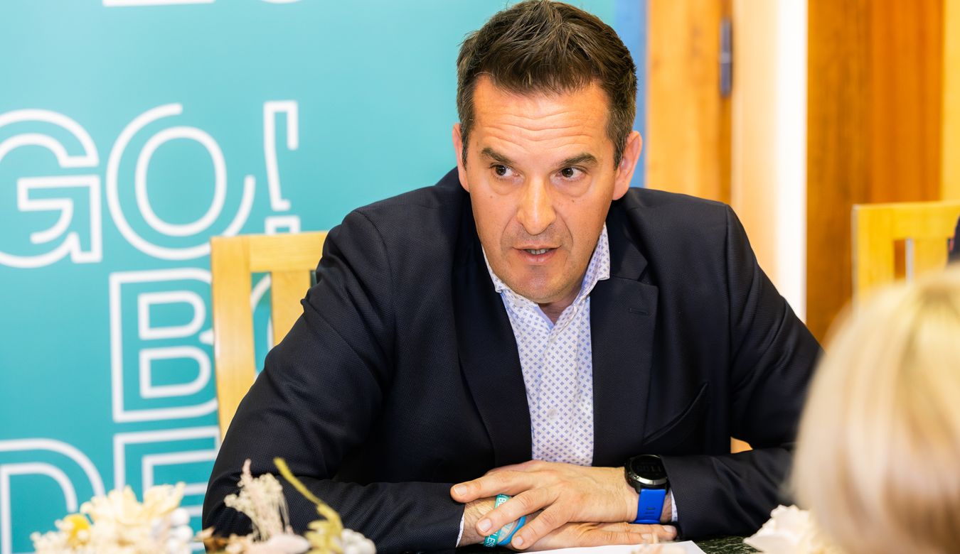 Župan Samo Turel med govorom na novinarski konferenci