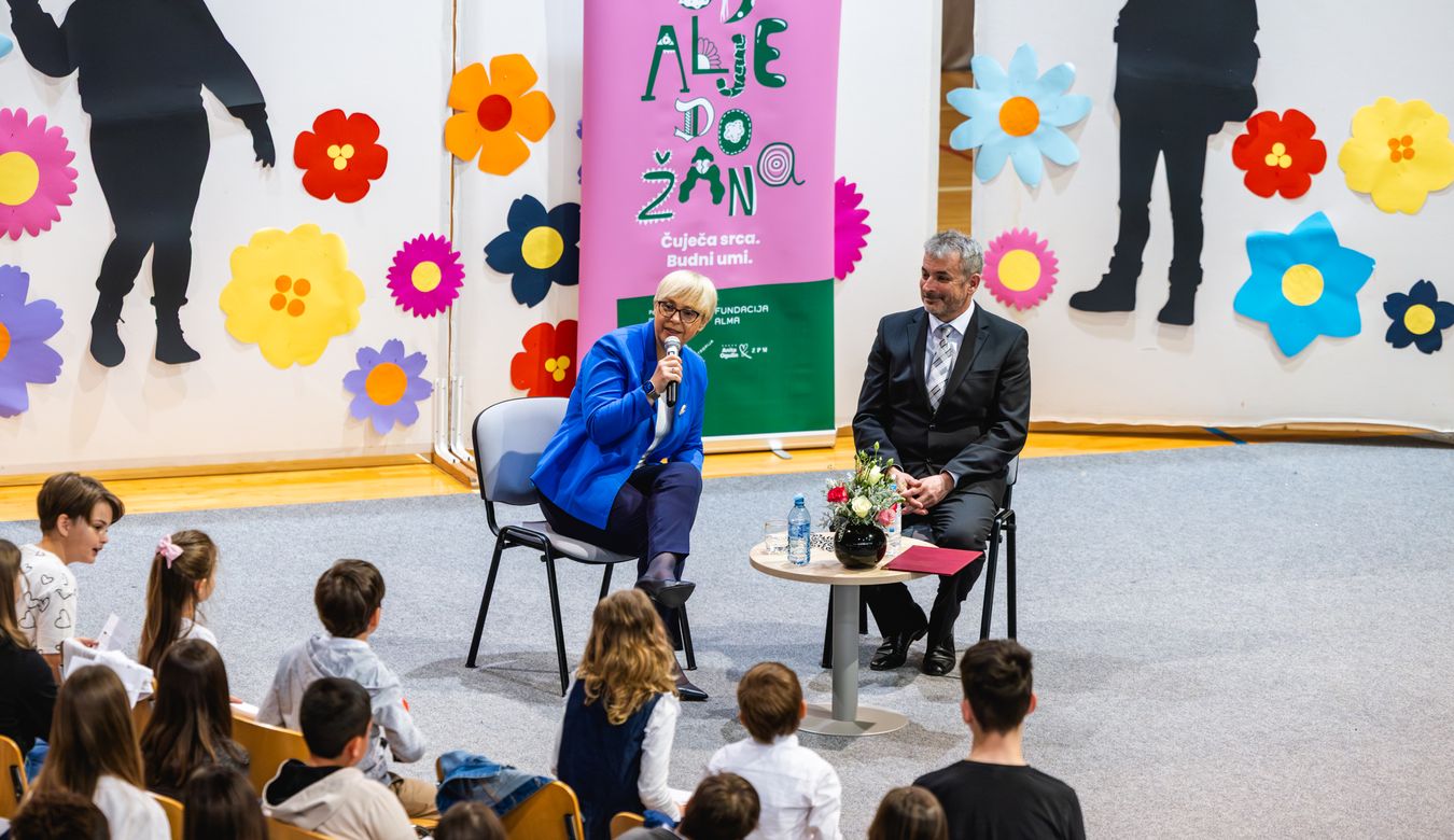 Predsednica Republike Slovenije dr. Nataša Pirc Musar odgovarja na vprašanja učencev OŠ Milojke Štrukelj