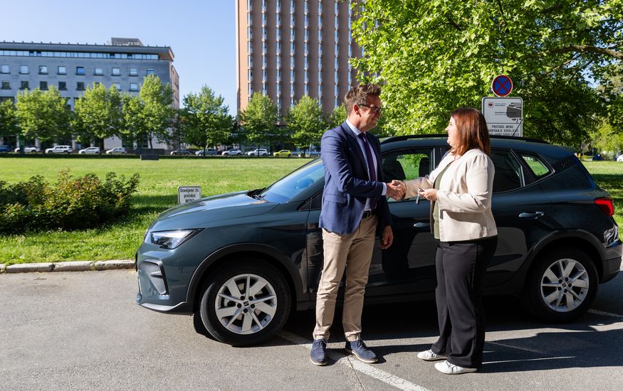 Župan Mestne občine Nova Gorica Samo Turel in vodja novogoriškega Centra pomoči na domu Andreja Hladnik med predajo vozila.