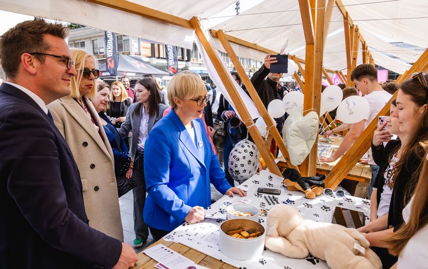Predsednica Republike Slovenije dr. Nataša Pirc Musar in župan Mestne občine Nova Gorica Samo Turel na sprehodu po stojnicah POPRI.