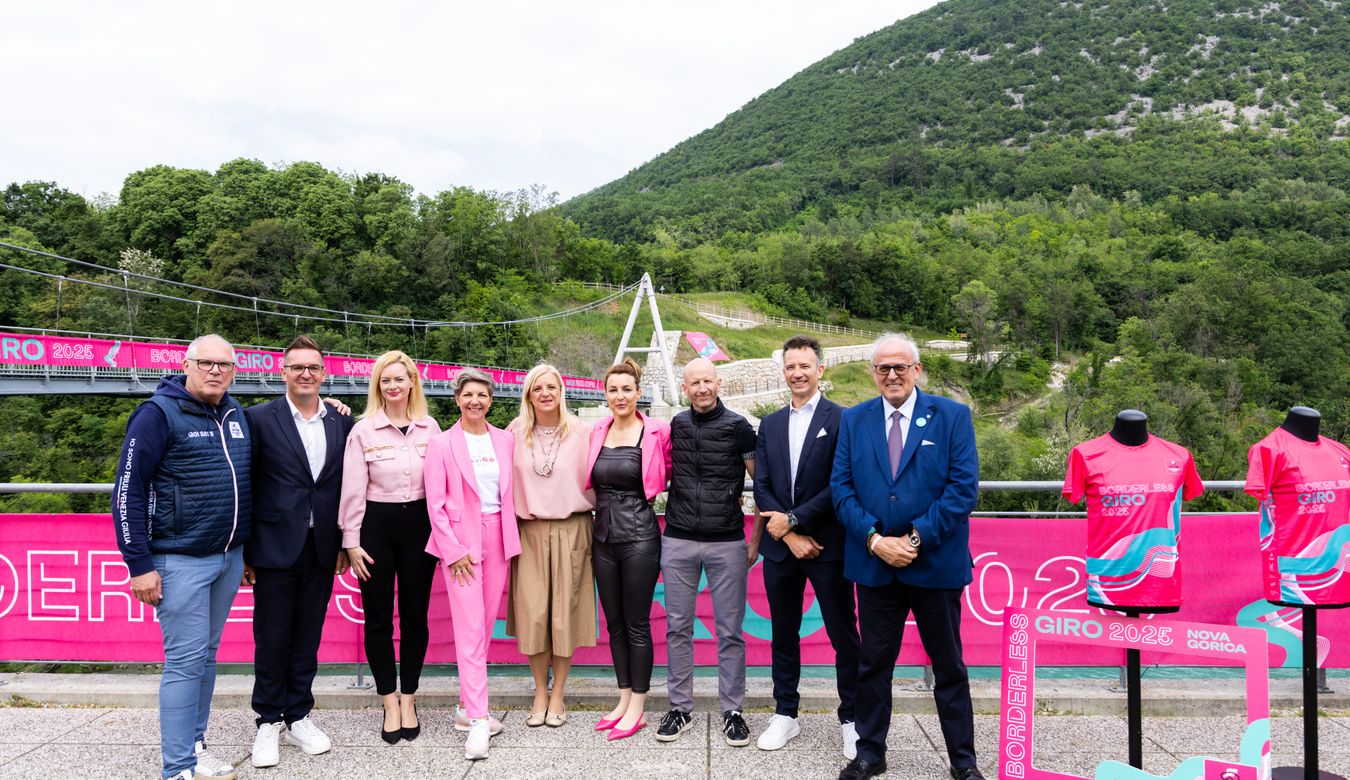 Fotografija govorcev na novinarski konferenci.