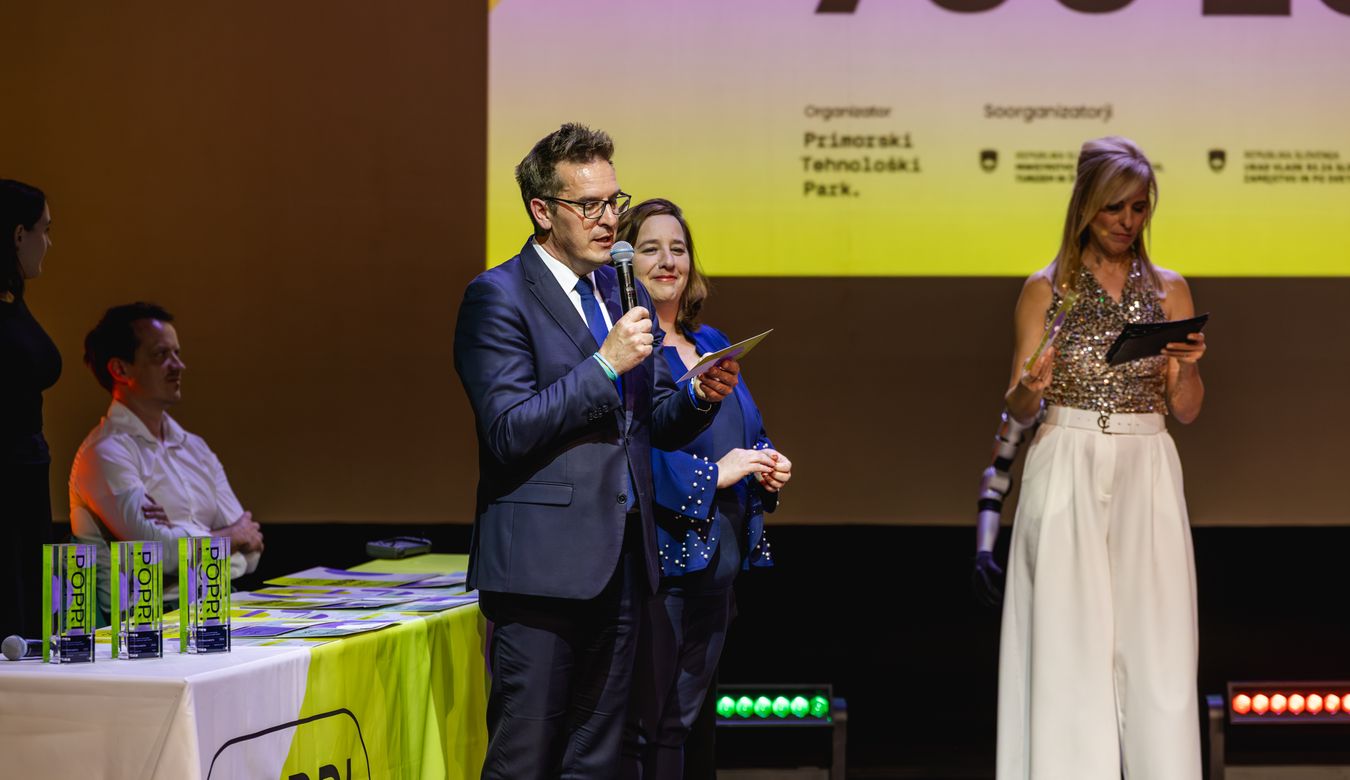 Župan Mestne občine Nova Gorica Samo Turel ob podeljevanju 3. nagrad POPRI