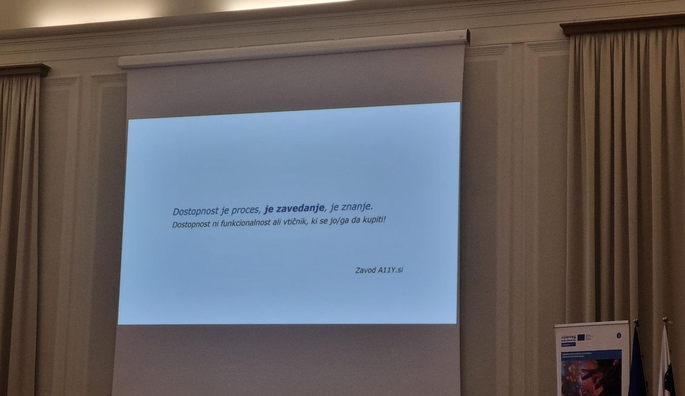 Fotografija predstavitve, na kateri piše \"Dostopnost je proces, je zavedanje, je znanje. Dostopnost ni funkcionalnost ali vtičnik, ki se jo/ga da kupiti.\"