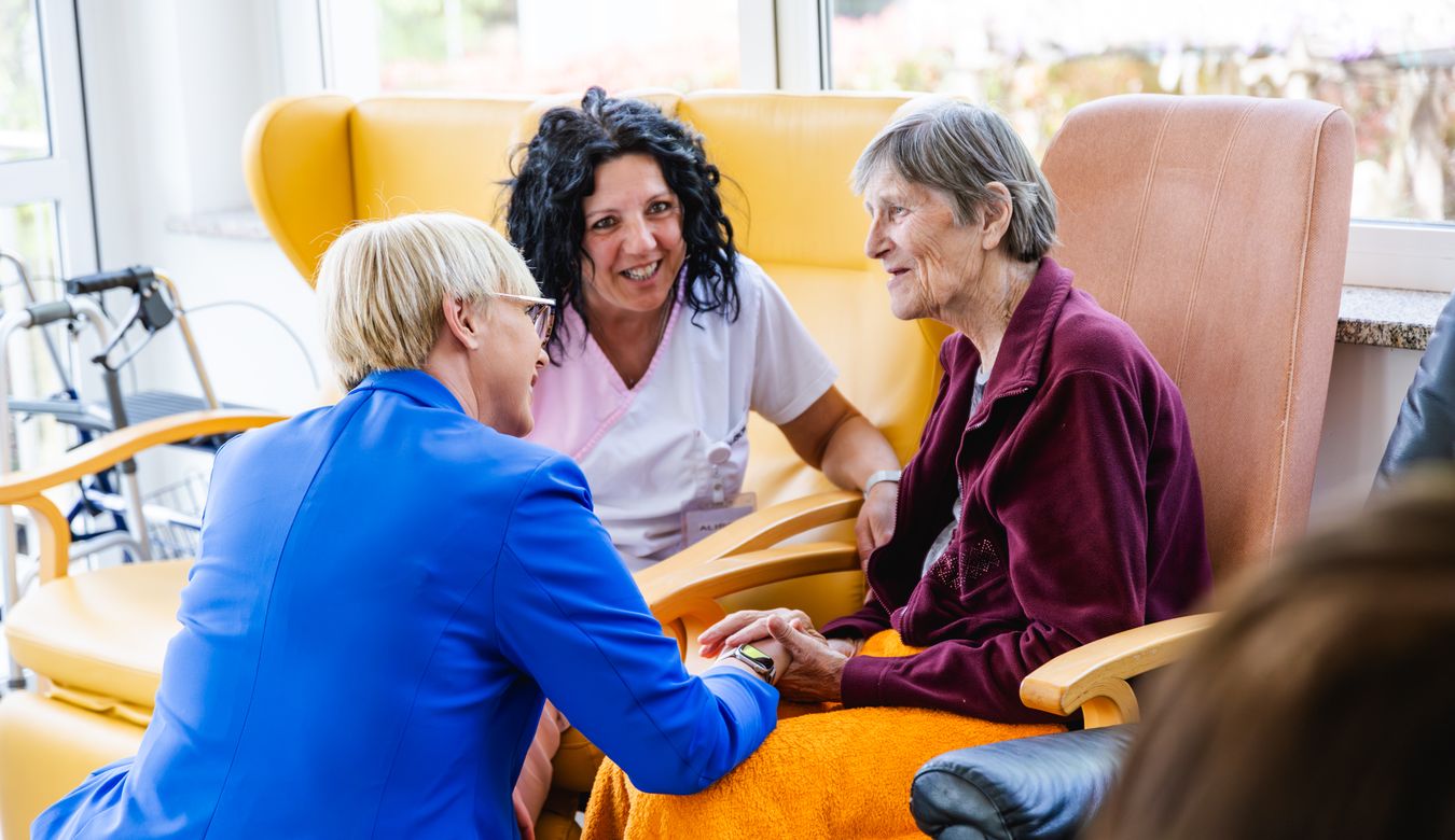 Predsednica Republike Slovenije dr. Nataša Pirc Musar  med obiskom v Domu upokojencev Nova Gorica pozdravlja stanovalce