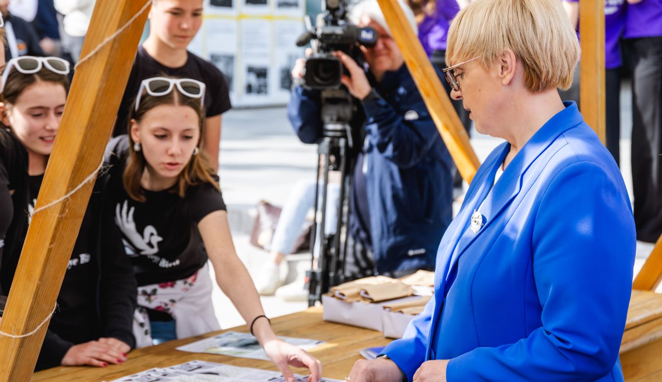 Predsednica Republike Slovenije dr. Nataša Pirc Musar in župan Mestne občine Nova Gorica Samo Turel na sprehodu po stojnicah POPRI.