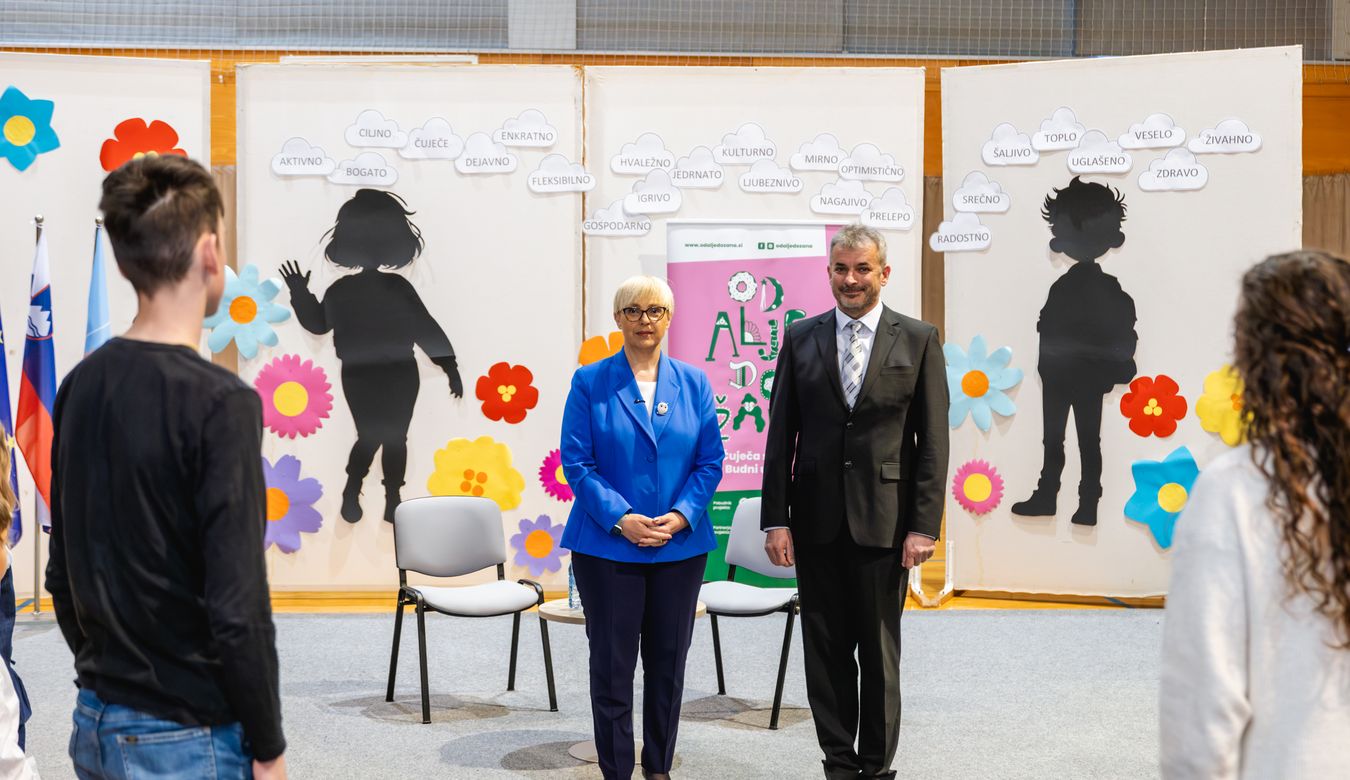 Predsednica Republike Slovenije dr. Nataša Pirc Musar z ravnateljem OŠ Milojke Štrukelj Janezom Kobetom