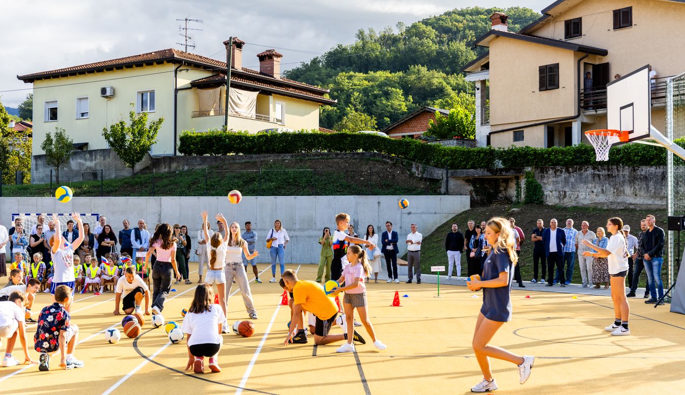 Program učencev OŠ Branik med sprejemom prvošolčkov in odprtjem igrišča.