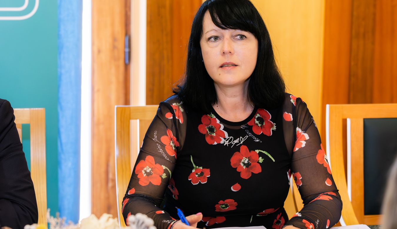 Marinka Saksida med govorom na novinarski konferenci.